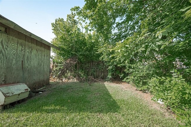 Building Photo - 914 Davis St