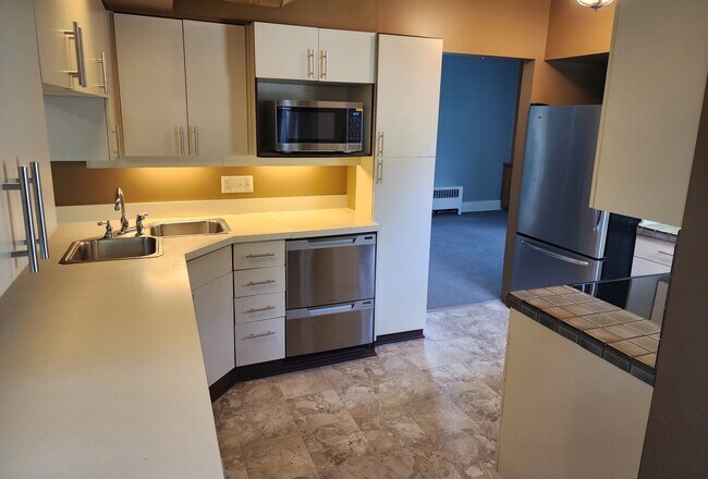 Stainless appliances incl dishwasher - 328 4th St