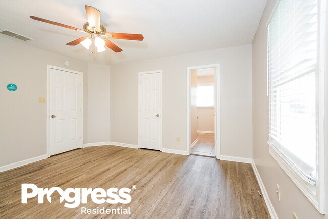 Building Photo - 451 Meadowlark Dr