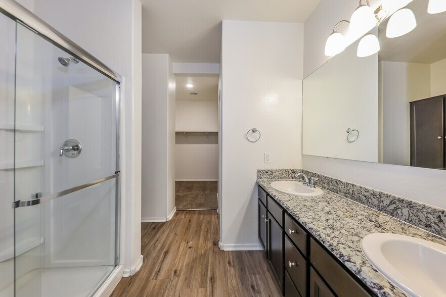 Building Photo - 2444 W Tamarisk Ave