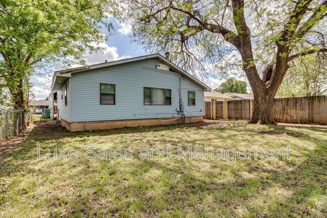 Building Photo - 1005 SW 63rd St