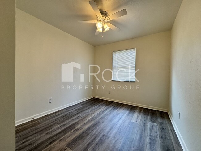 Building Photo - 114-116 SW 23rd St Duplex