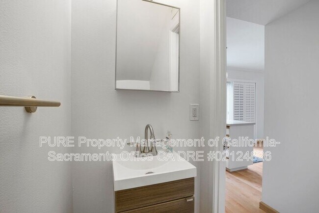 Building Photo - 8811 Salmon Falls Dr