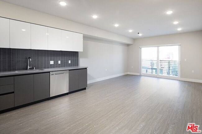 Building Photo - 837 S Harvard Blvd