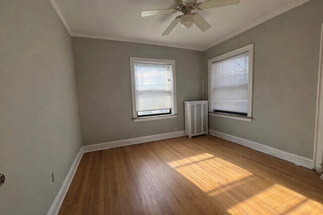 Building Photo - 7129 N Oakley Ave