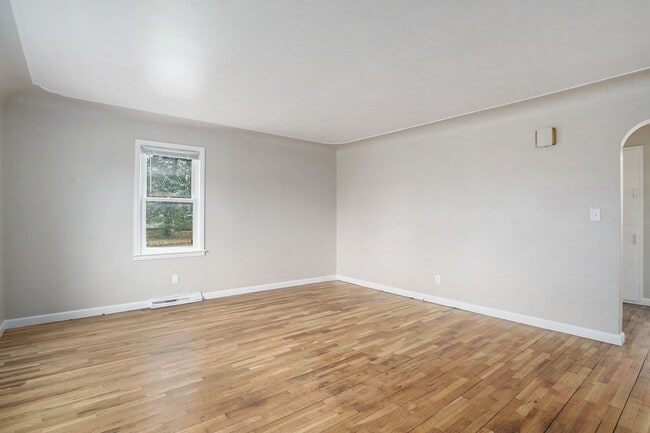 Building Photo - New Remodeled 3bed 1 bath home in Kalamazoo! Ask about our Deposit Free Leasing!!