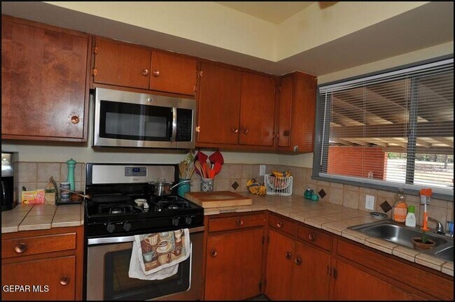 Building Photo - 4233 Hampshire Ln