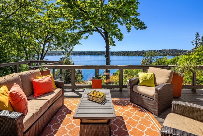 Building Photo - Luxury Mercer Island Retreat | Lake Views & Minutes to Seattle!!!