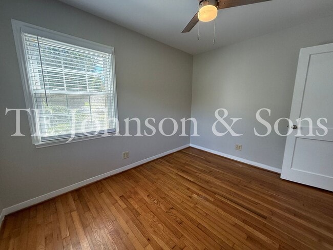 Building Photo - A Great Condo close to Atrium Health and Park