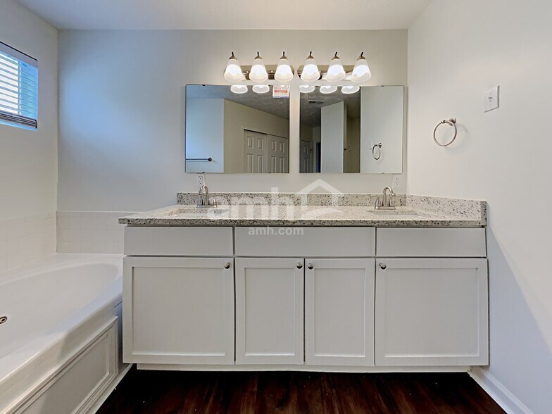 Building Photo - 1405 Willshire Dr