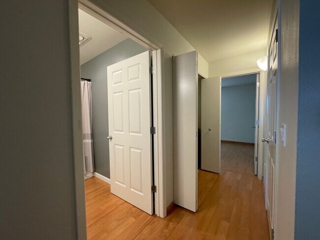 Building Photo - RARE Lake Oswego Bay Community 2Bd/2Ba in ...