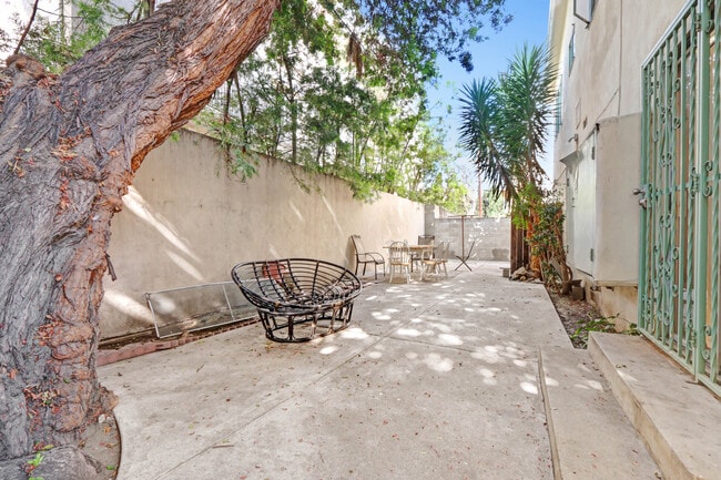 Building Photo - 907 S Holt Ave