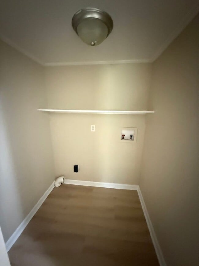 Building Photo - ** 3 Bed 2 Bath located off Perry Hill rd ...