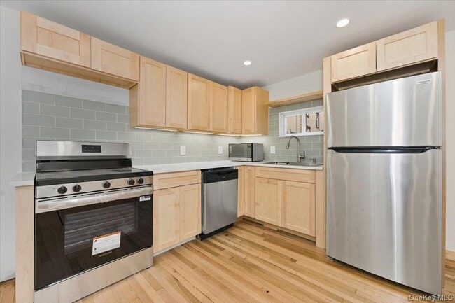 Building Photo - 132 A Raymond St