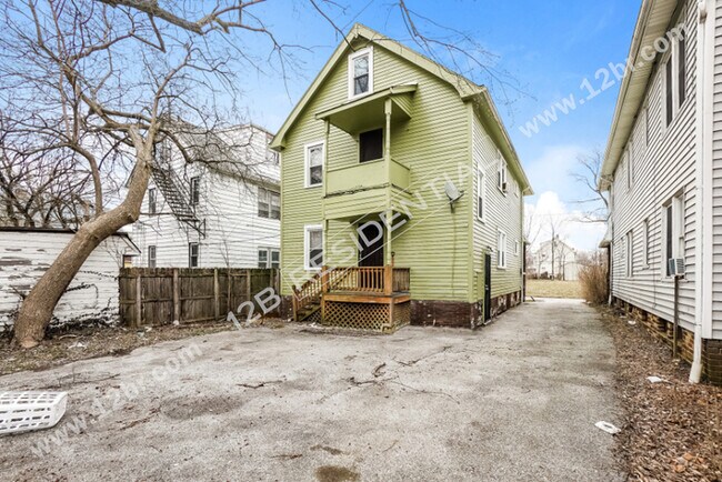 Building Photo - 2-Bedroom Down Unit and Large Kitchen