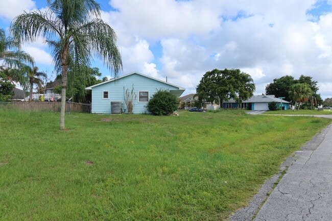 Building Photo - 601 SE Polynesian Ave