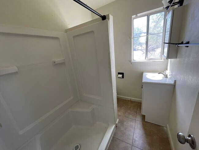 Building Photo - 701 Claremont Cir