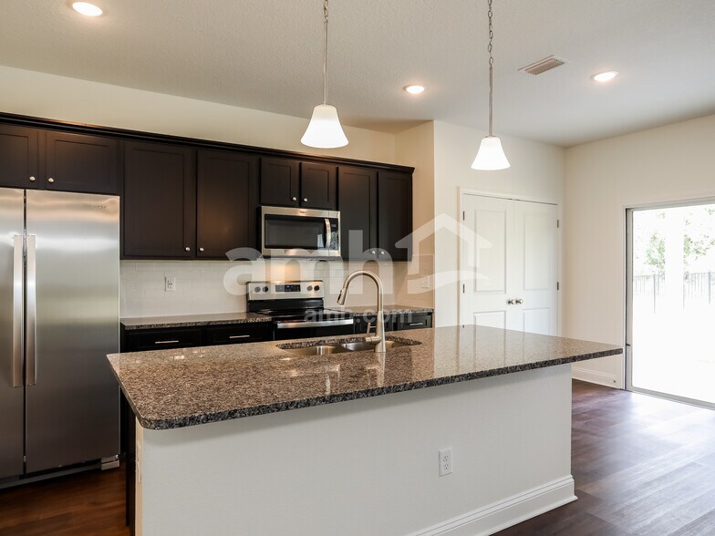 Building Photo - 301 Banyan Frst Dr