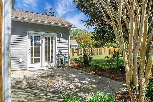 Building Photo - Comfortable Living, 4 BR 2.5 BA Home, Two Car Garage