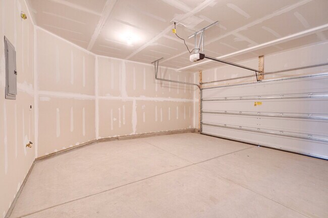 Building Photo - End-unit 3 bedroom townhome with Screened Porch!