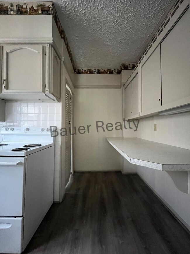 Building Photo - Three Bedroom Near Brookside Park