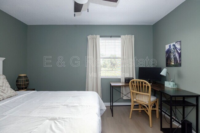 Building Photo - 3011 S Country Club Way