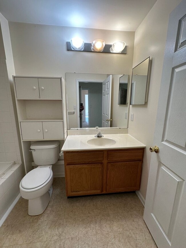 Building Photo - 3 bedroom in Essex Place