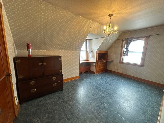 Building Photo - 5 Bed 3 Bath Home-Heat Included/Pets Allowed