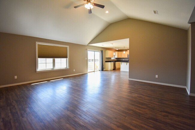 Building Photo - Stunning 3 bedroom, 2 bathroom Home available in Prairie Grove!