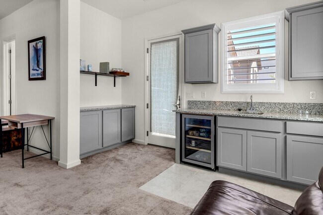 Building Photo - Beautiful Three Bedroom with Mountain V...
