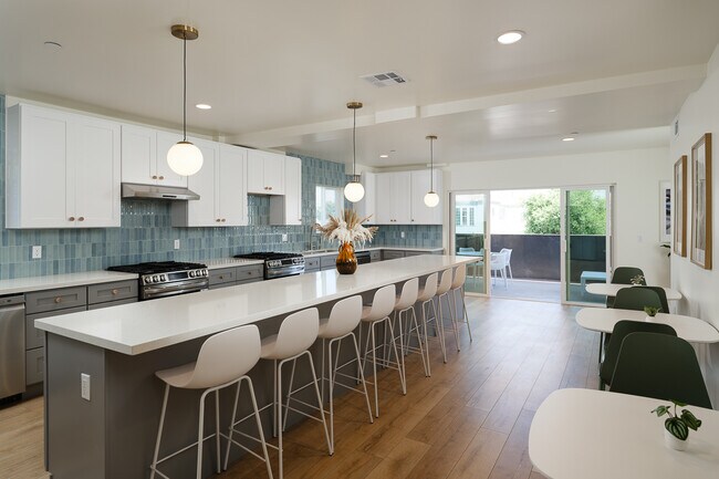 Building Photo - 3045 W Boulevard2A-2A