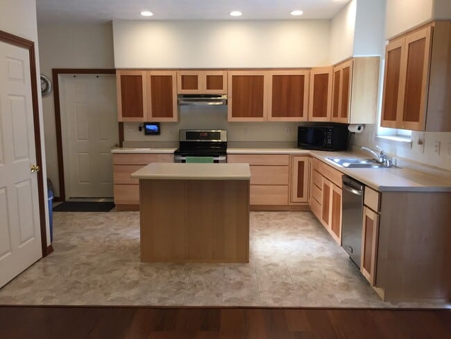 Building Photo - AMAZING 5 bed/3 bath/2 car garage home in ...