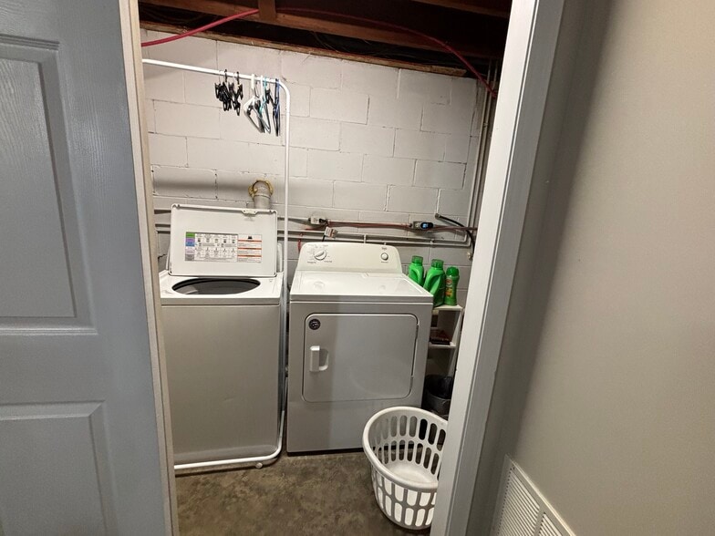 Building Photo - 616 S Paris St