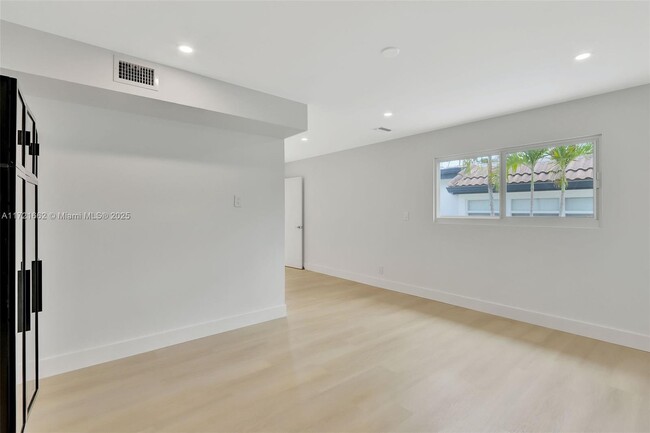 Building Photo - 1720 SW 23rd Ave