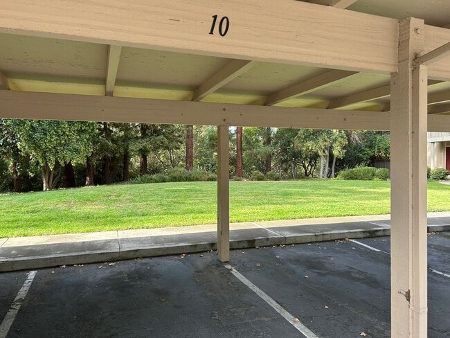 Building Photo - Move-In Ready 1BR in Sought-After Kirkwood...