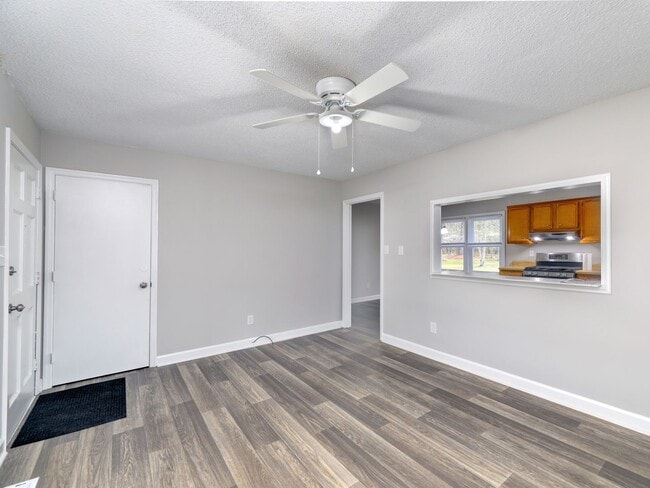 Building Photo - 3 bedroom 1 bath home for rent in New Bern