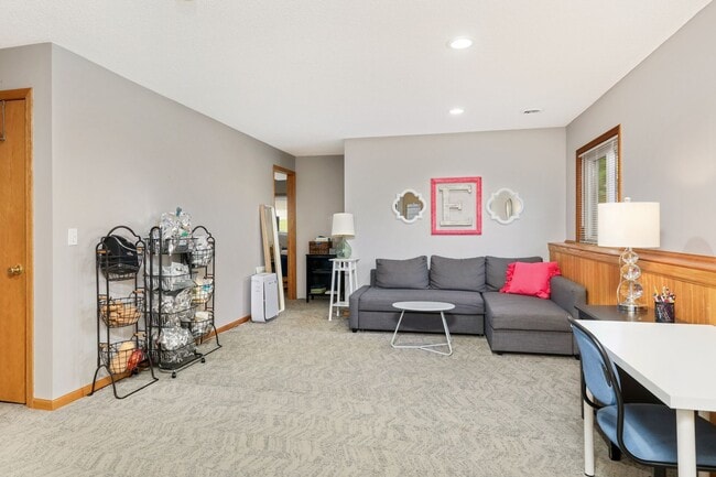 Building Photo - Spacious Home, 6bd, 3ba, 2 levels, 2 kitch...