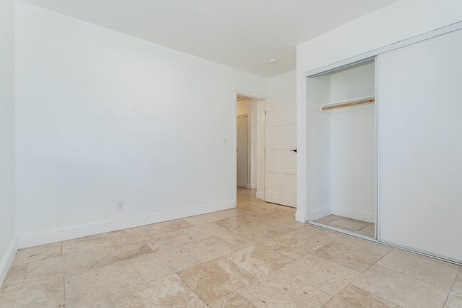 Bedroom 3 Closet - 3112 La Mesa Dr