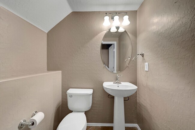 Building Photo - 3 Bedroom in Madeira Canyon!