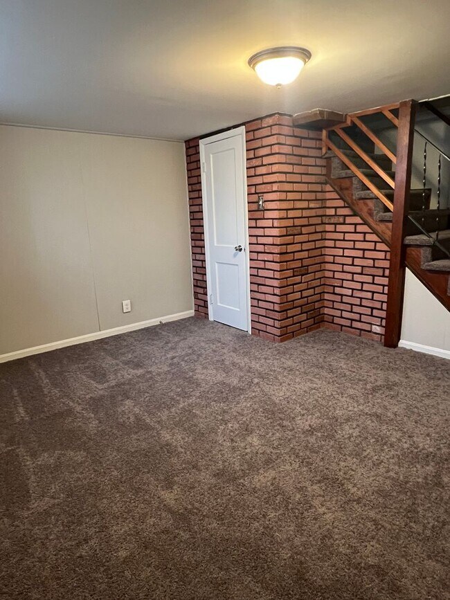 Building Photo - 2 Bedroom 1 Bathroom