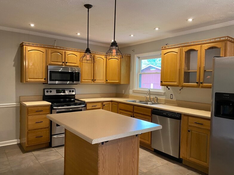 Building Photo - 335 E 17th St