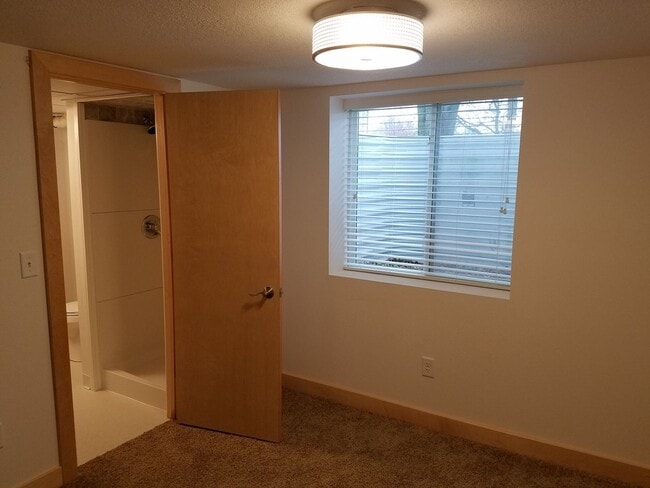 Building Photo - 4 Bedroom house in great CF Location