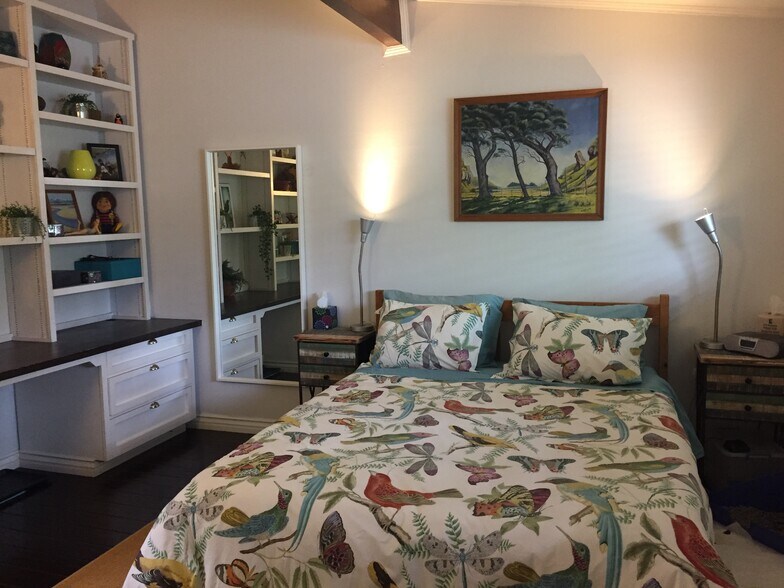 Build in desk and shelves - 4040 Grand View Blvd