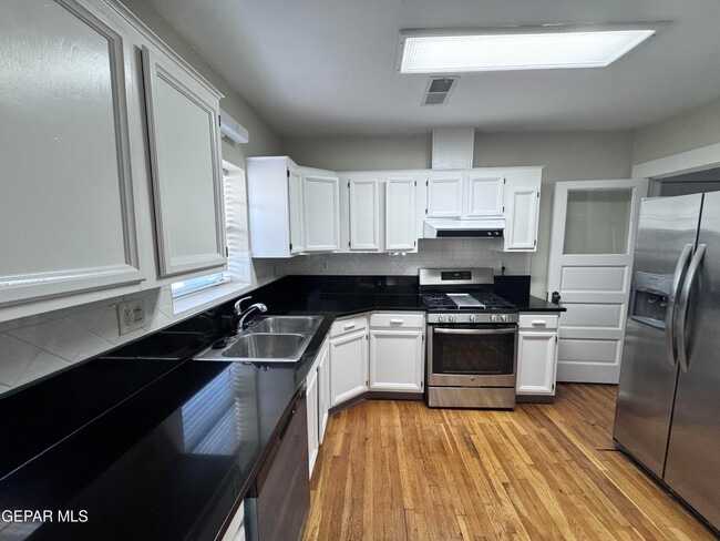 Building Photo - 405 E Robinson Ave