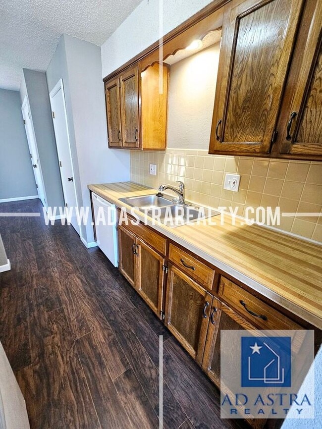 Building Photo - Nice 3 bed 1.5 bath townhouse in Olathe-Coming SOON!!