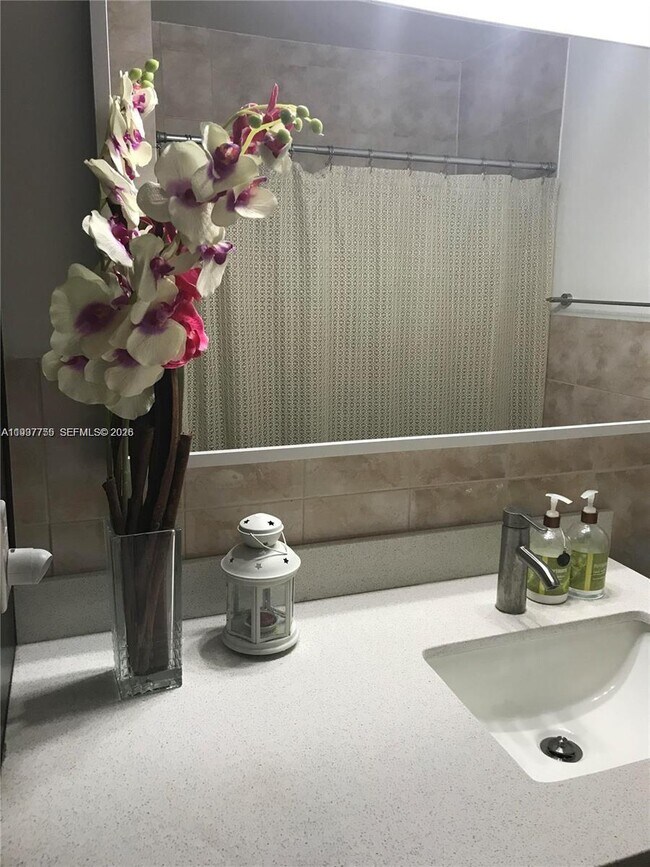 Building Photo - 10794 N Kendall Dr