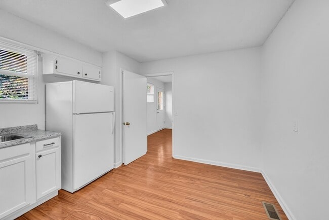 Building Photo - 3232 Hinkle Dr