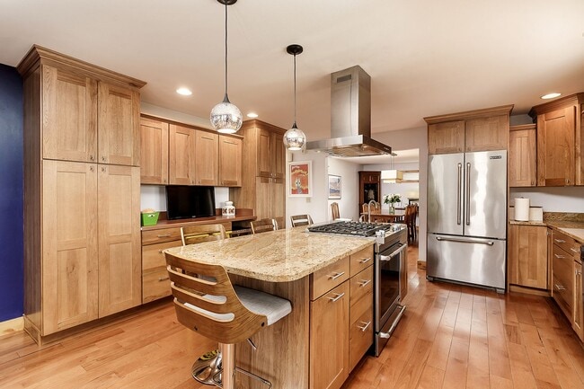 Building Photo - Large 4 bedroom home with Garage - ALL UTI...