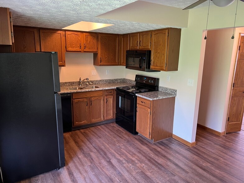Building Photo - 709 Oak Trl
