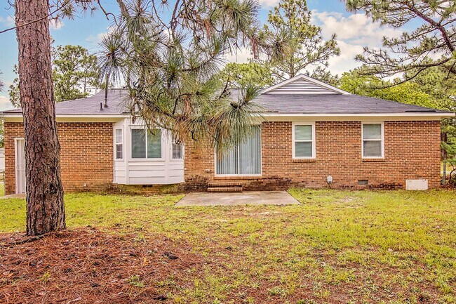 Building Photo - Ranch Style 3 bedroom 2 bathroom NEST Close to Fort Liberty!